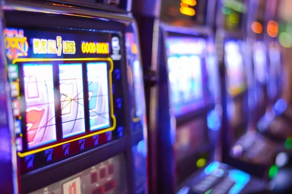 rr44 live tournament table with dealer and player interface